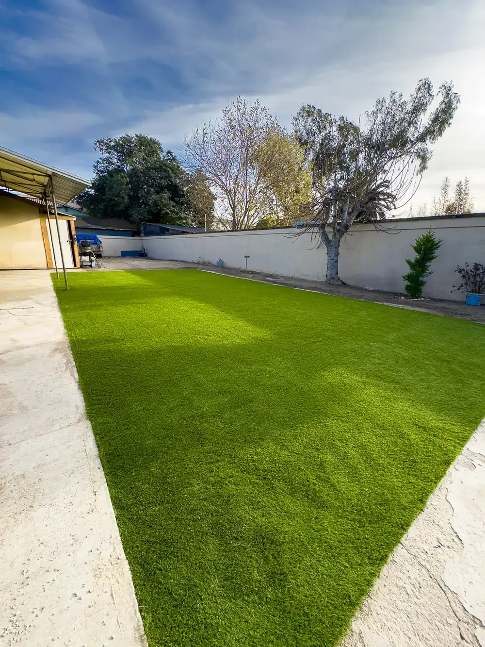 El mismo patio con pasto sintético instalado